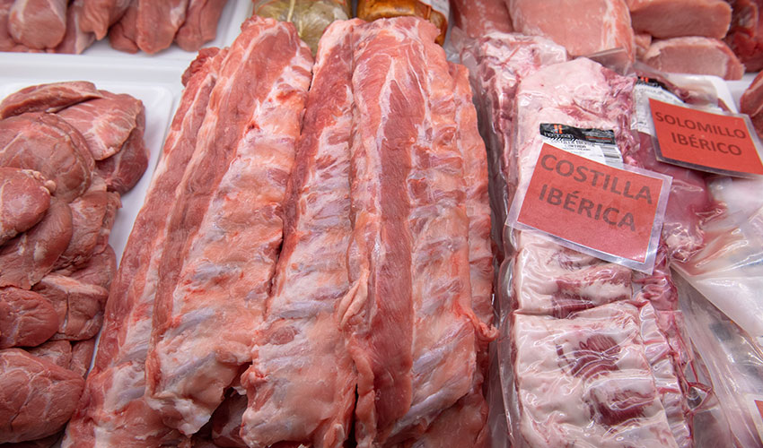 Piezas de carne en carnicería A. Irigoyen Pamplona