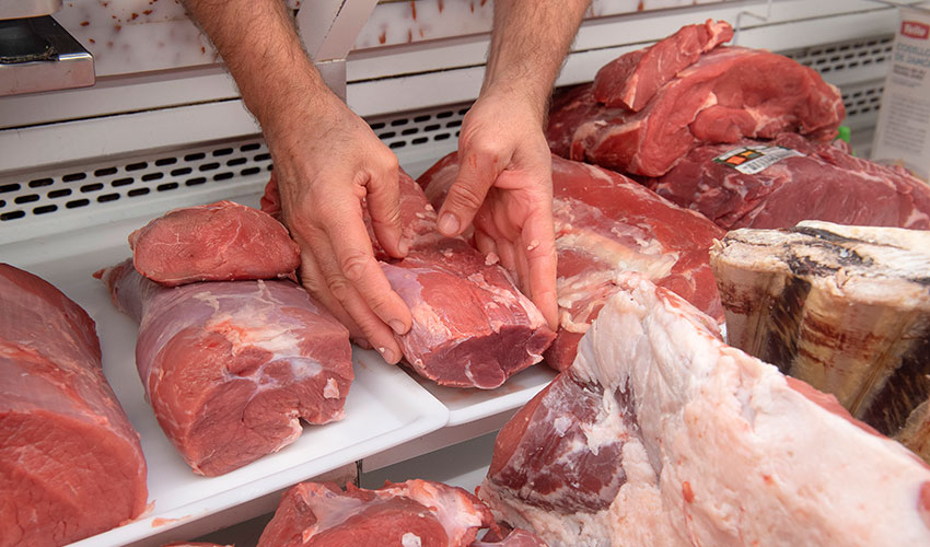 Piezas de carne en carnicería A. Irigoyen Pamplona